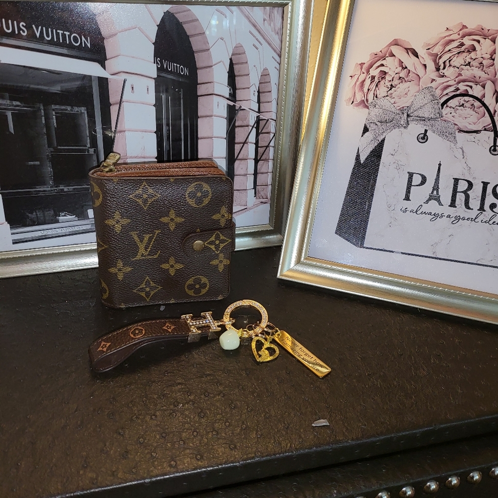 ♡♡SOLDLouis Vuitton Monogram Compact Zip Bifold Wallet♡♡